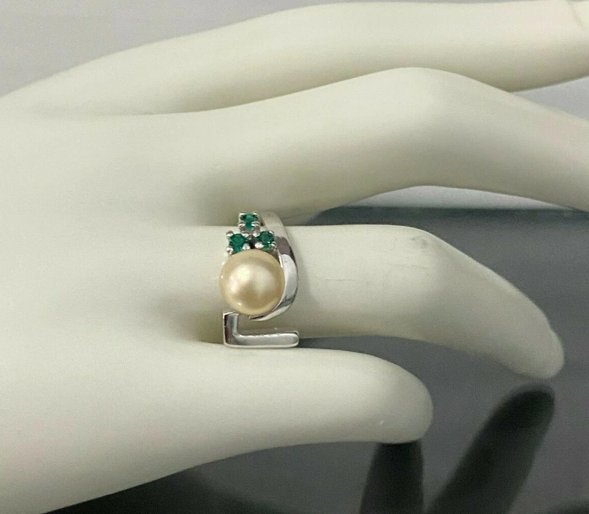 9K White Gold W/ Pearl & Green Stone Ring Size O - 7