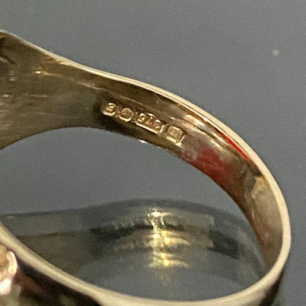 1970's 9K Yellow Gold & Carnelian Scroll Shoulder Signet Ring Size Q - 8 1/4