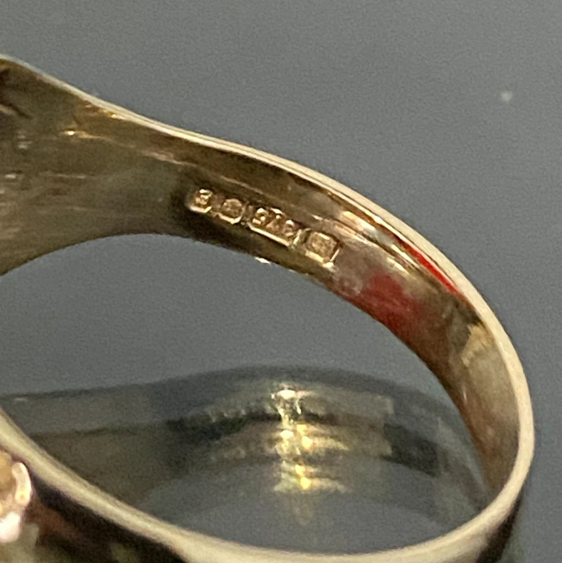 1970's 9K Yellow Gold & Carnelian Scroll Shoulder Signet Ring Size Q - 8 1/4