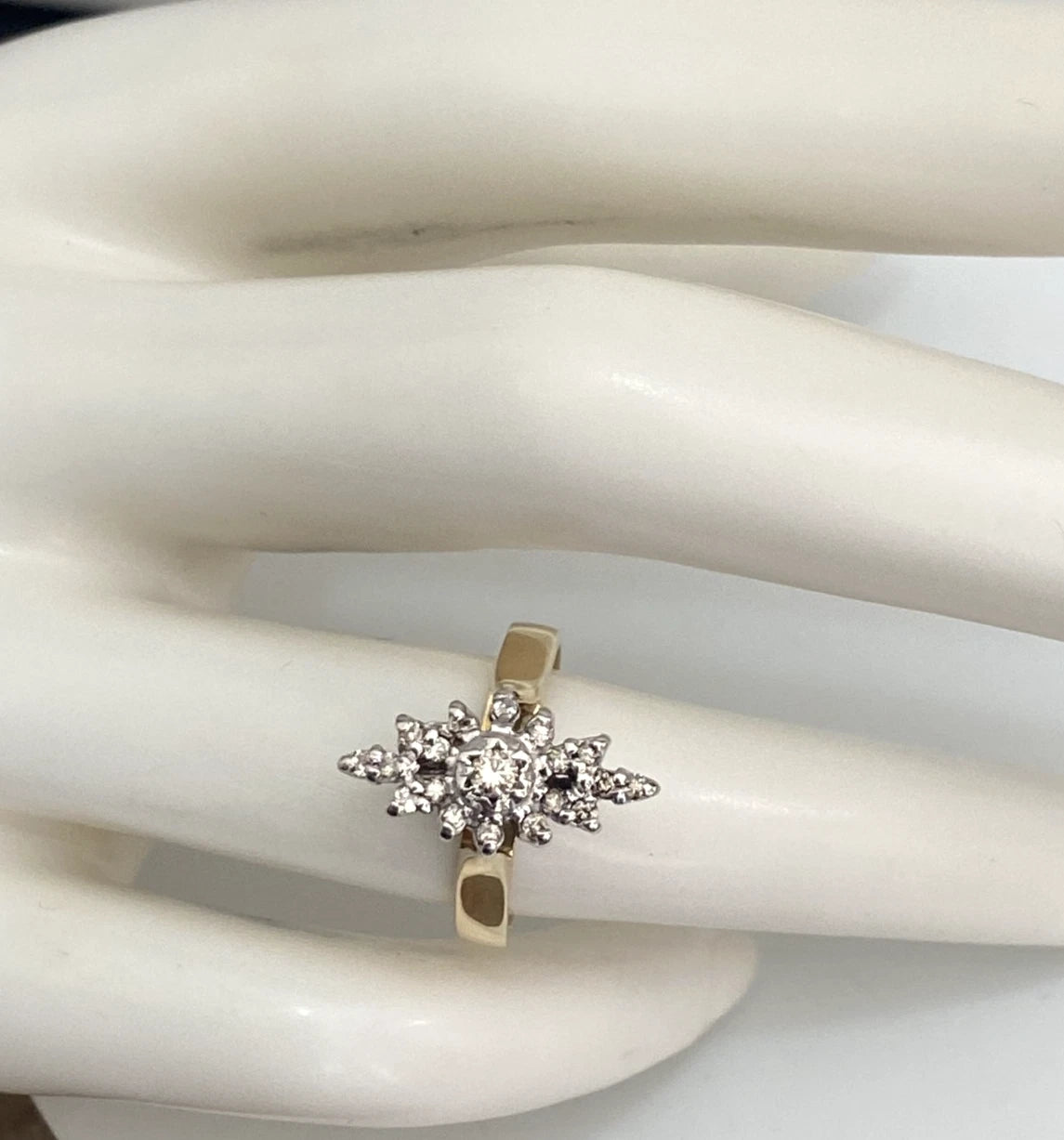 Vintage 18K Yellow Gold & Diamond Cluster Ring Size K (US 5.25)