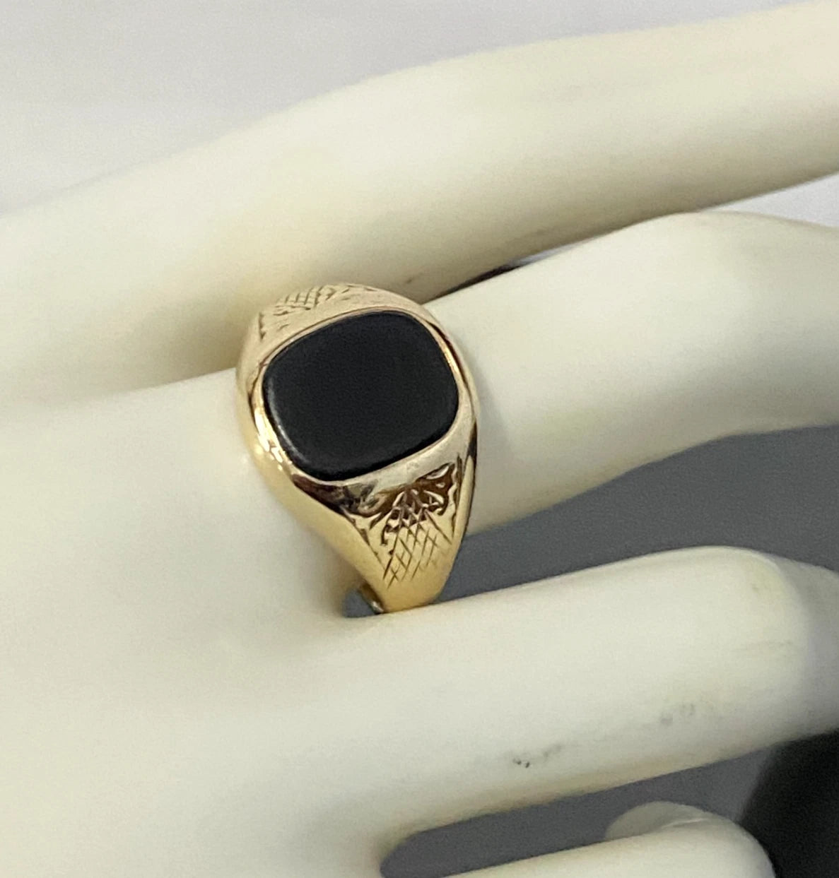 1970's 9K Yellow Gold & Onyx Men's engraved Signet Ring Size V - 11