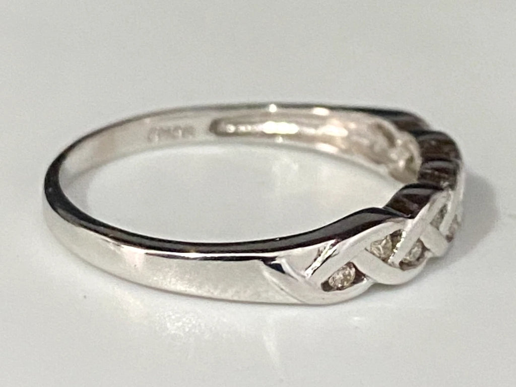 9K White Gold & Diamond Celtic Knot Design Band Ring Size O - 7 1/4