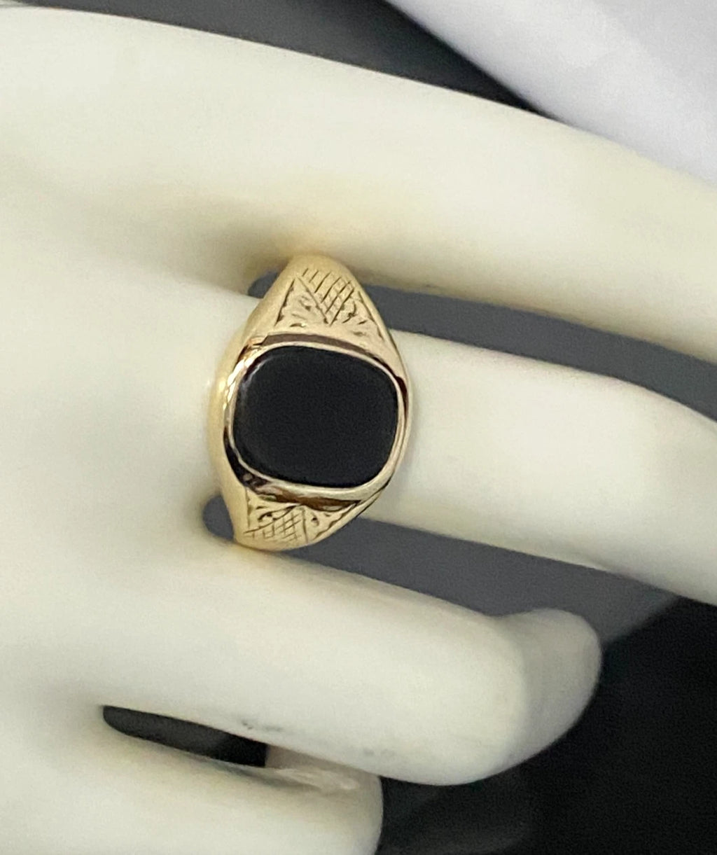 1970's 9K Yellow Gold & Onyx Men's engraved Signet Ring Size V - 11