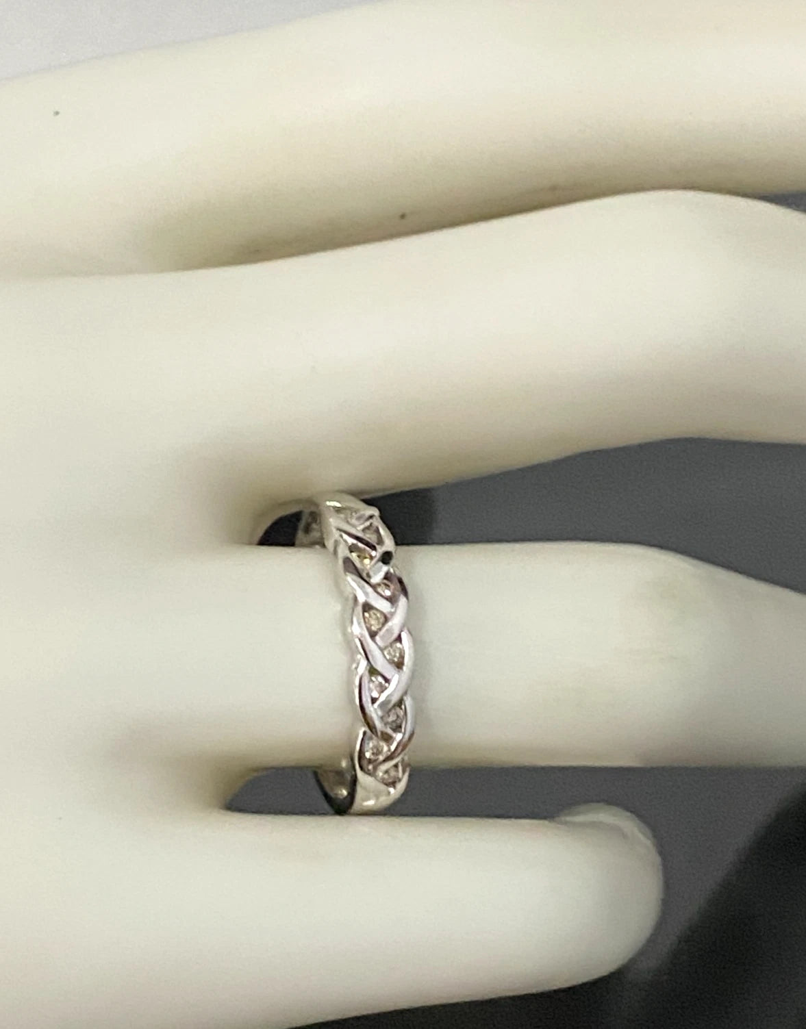 9K White Gold & Diamond Celtic Knot Design Band Ring Size O - 7 1/4