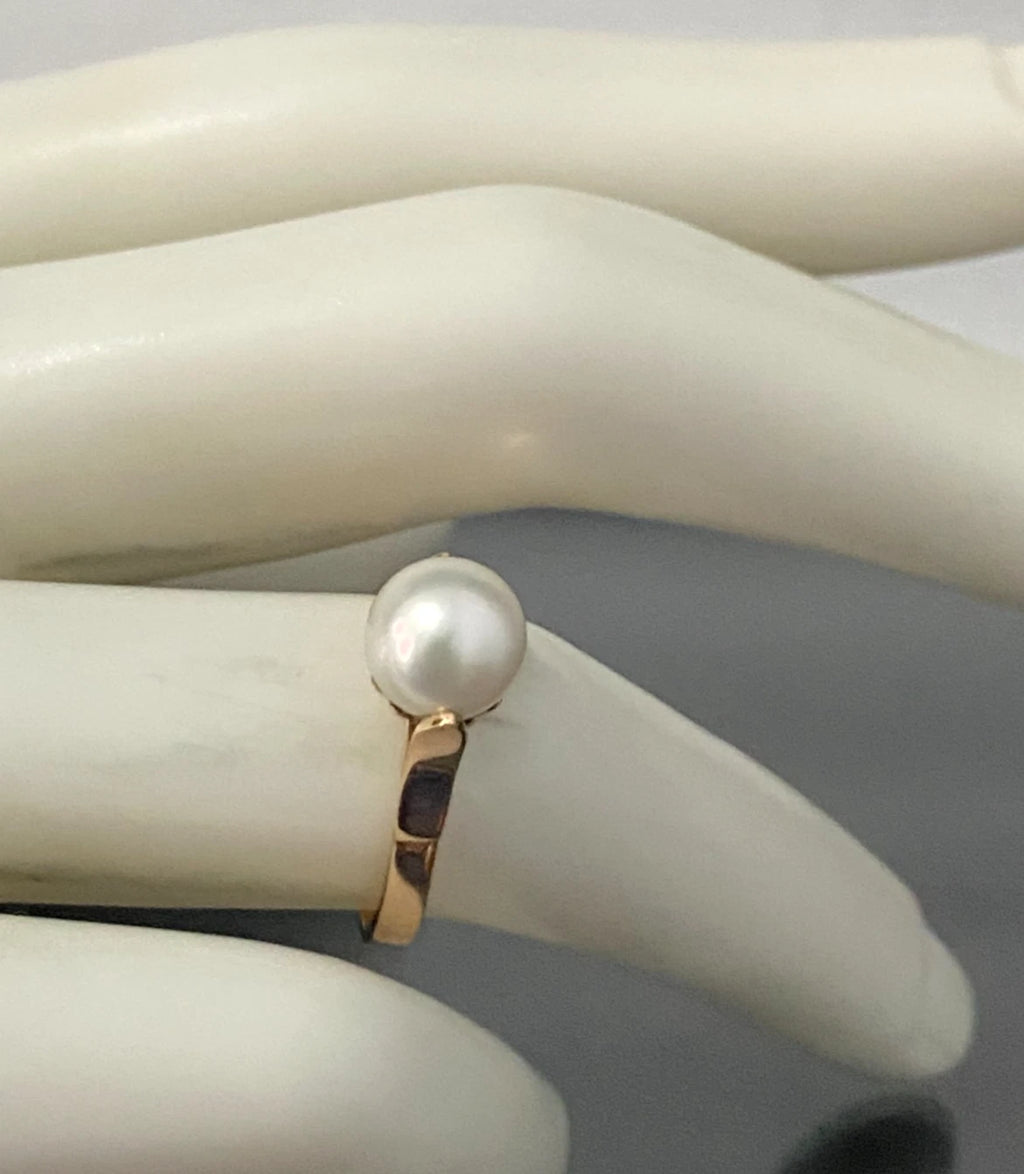 18K Yellow Gold & White Pearl Ring Size L - 5 7/8