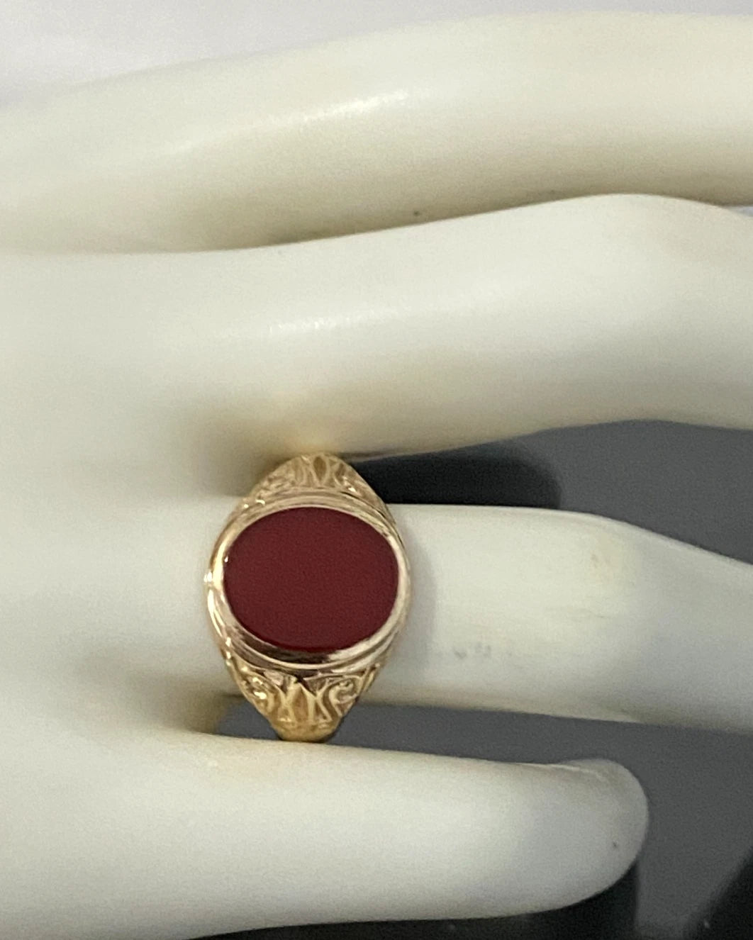 1970's 9K Yellow Gold & Carnelian Scroll Shoulder Signet Ring Size Q - 8 1/4