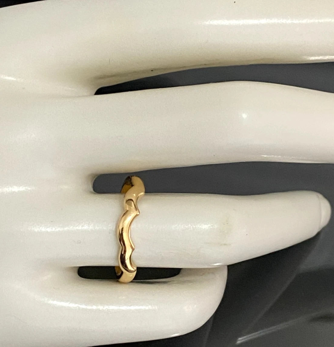18ct Yellow Gold Shaped Curved Wedding Band – Size O (US 7.15)