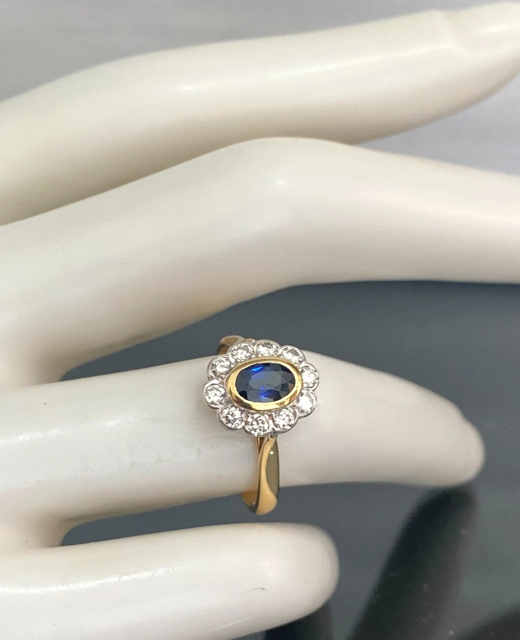 18K Yellow Gold Sapphire & Diamond Cluster Ring - Size K 1/2 (US 5.5)
