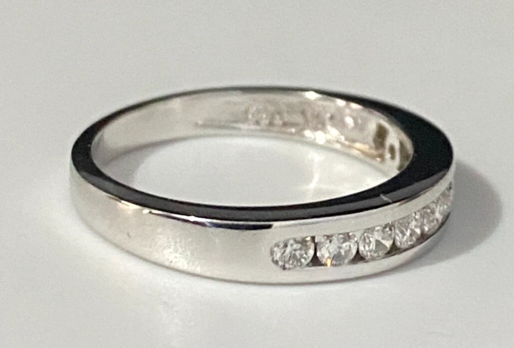 18K White Gold & 0.33CT Diamond Channel Set Ring Size J - 4 3/4