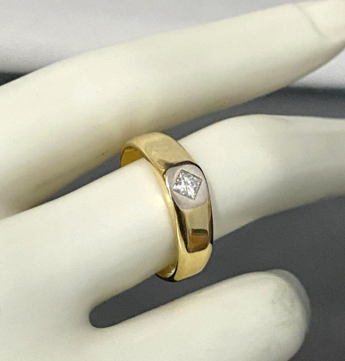 18K Yellow Gold & Princess Cut Diamond Ring Size Q 1/2 - 8 1/4