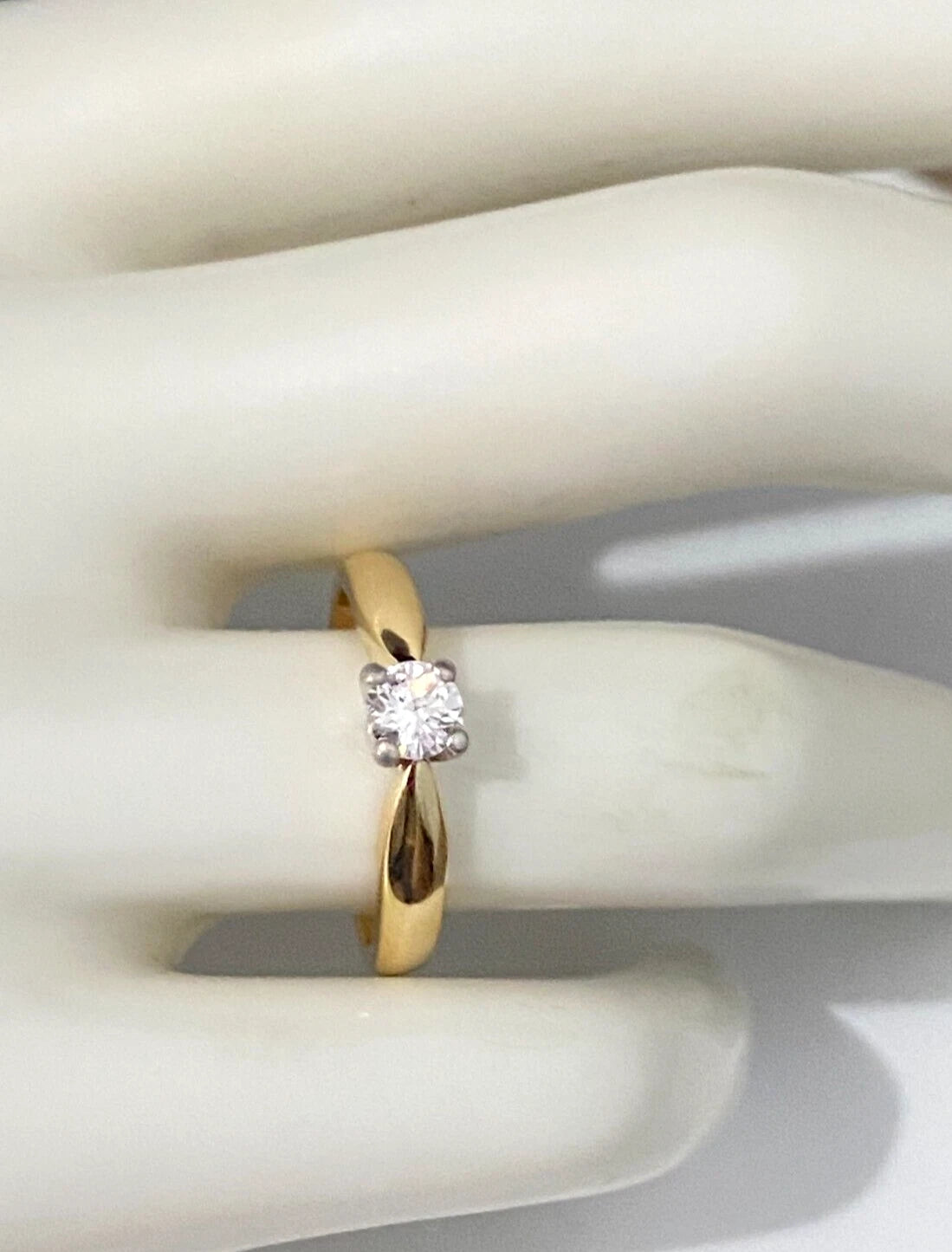 18K Yellow Gold & 0.32CT Diamond Solitaire Engagement Ring Size N - 6 1/2