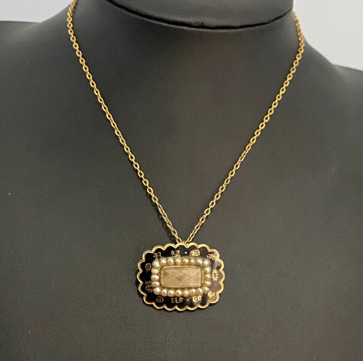 GEORGIAN 12K Gold W/ Pearl & Woven Hairwork Mourning Pendant / Brooch 32.30mm