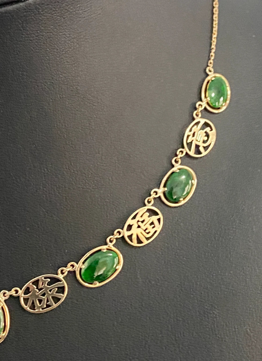 Vintage 14K Yellow Gold and Green Jade Necklace 45cm Long