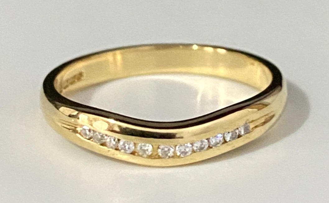 18K Yellow Gold & Diamond Curved Wedding Band Ring Size N 1/2 - 7