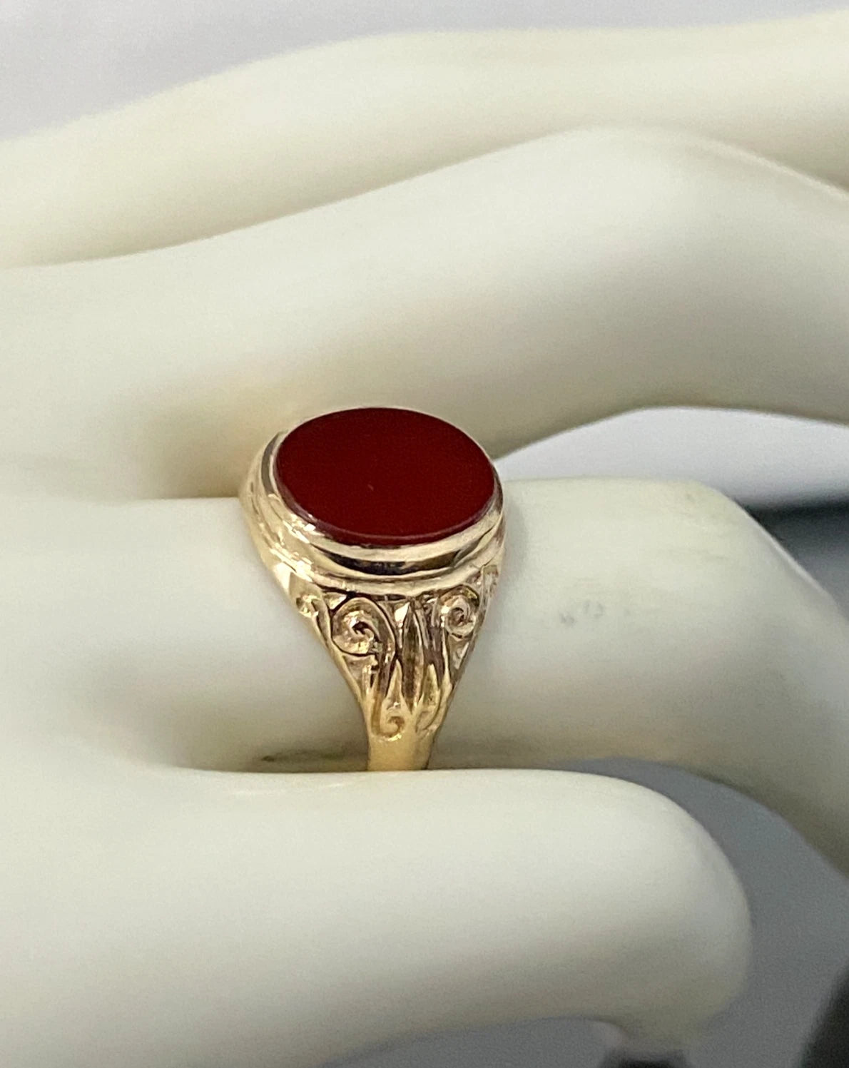 1970's 9K Yellow Gold & Carnelian Scroll Shoulder Signet Ring Size Q - 8 1/4