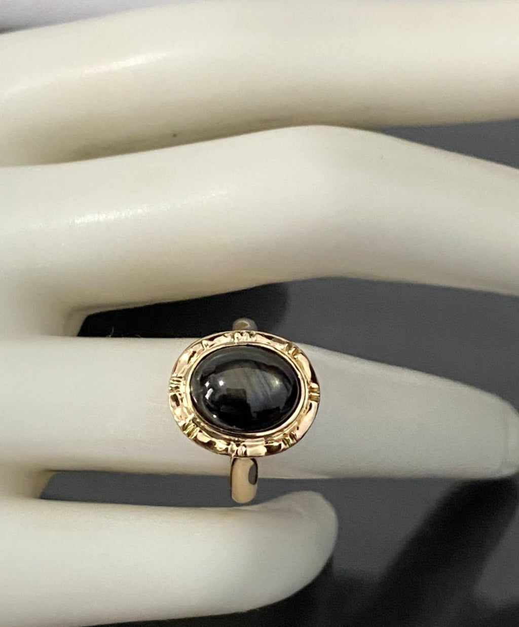 Vintage 14K Yellow Gold W/ Black Star Sapphire Ring Size L - 5 7/8