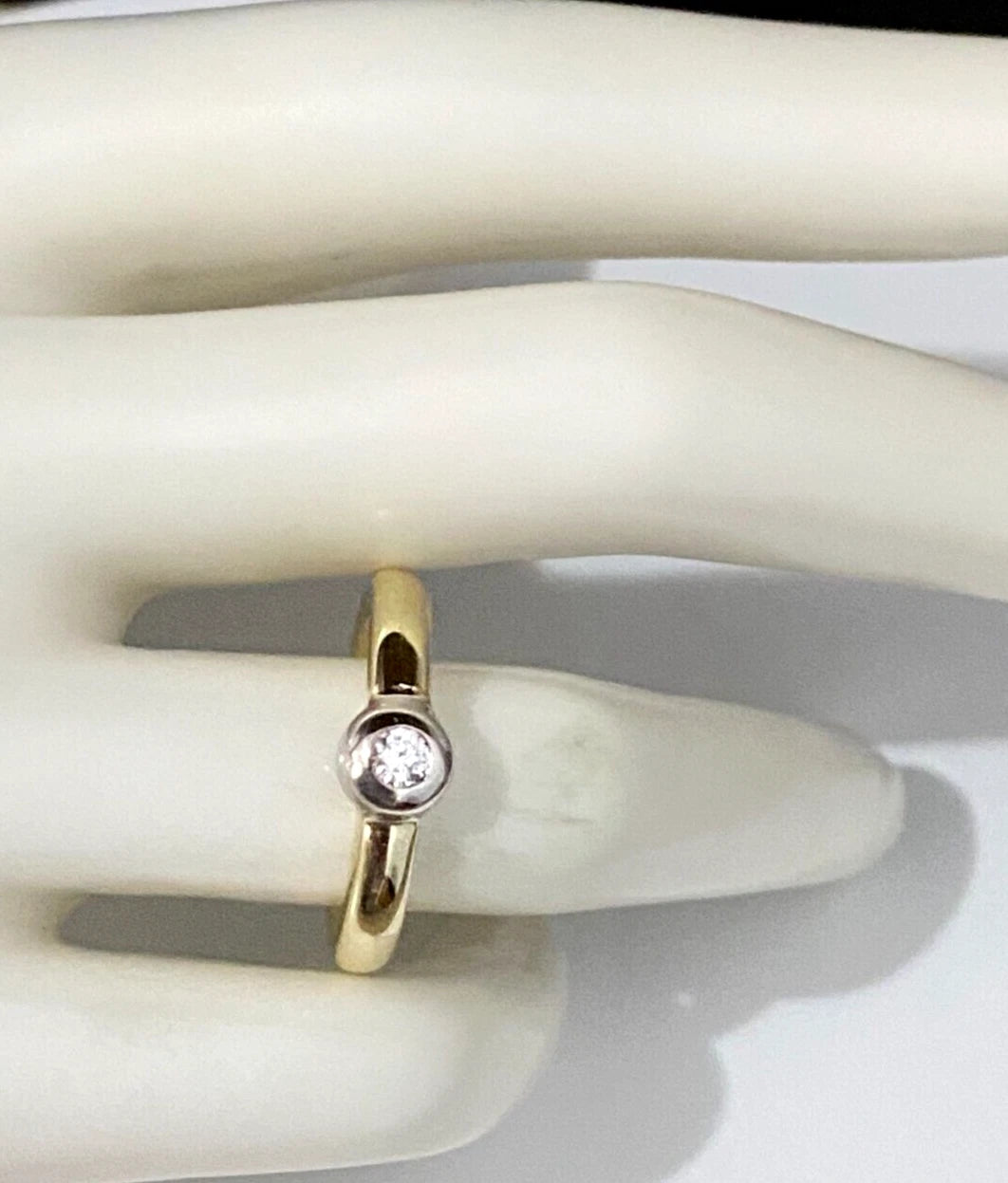 9K Yellow Gold & Cubic Zirconia Solitaire Ring Size O - 7