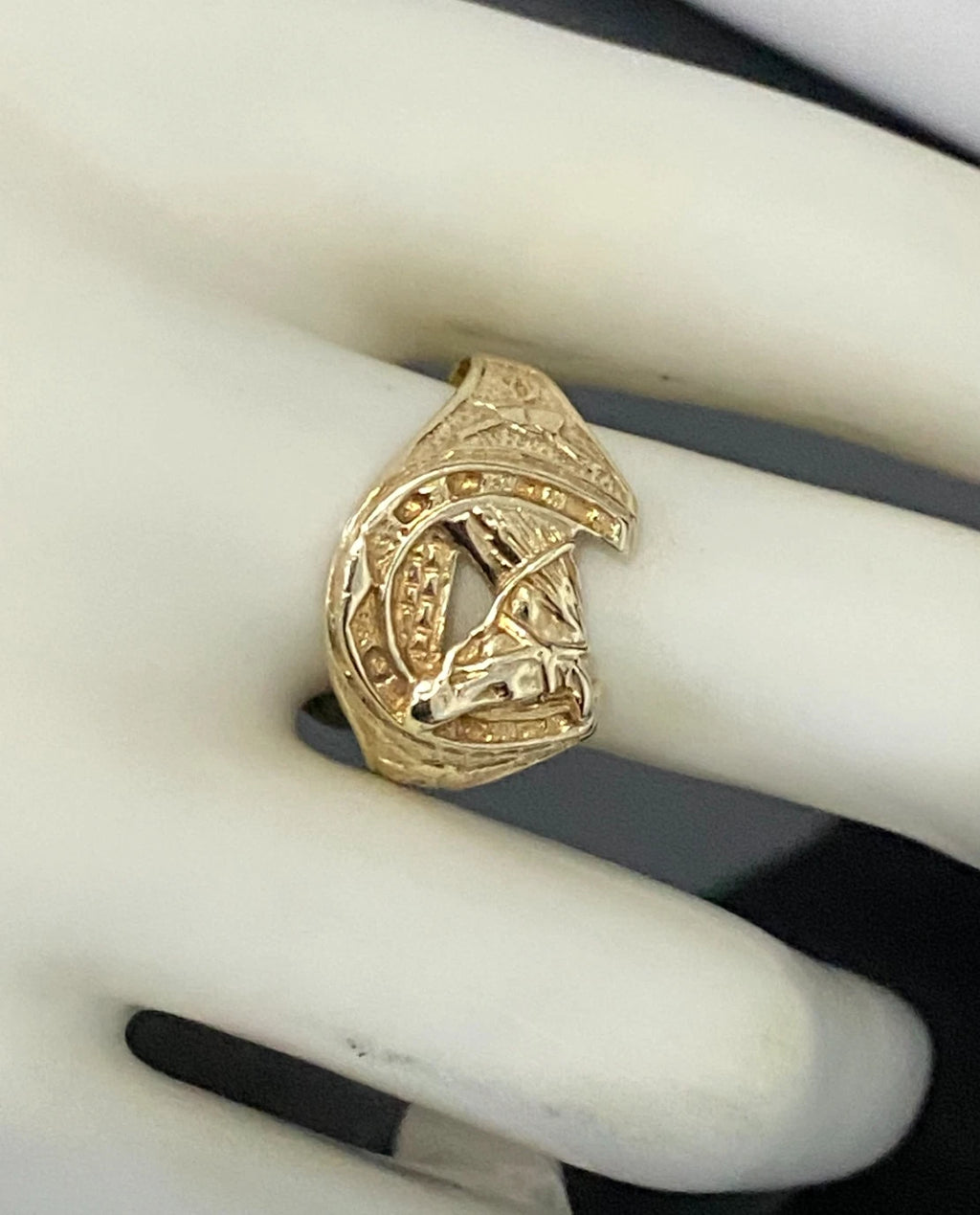 9K Yellow Gold Horse & Horseshoe Ring Size T - 10