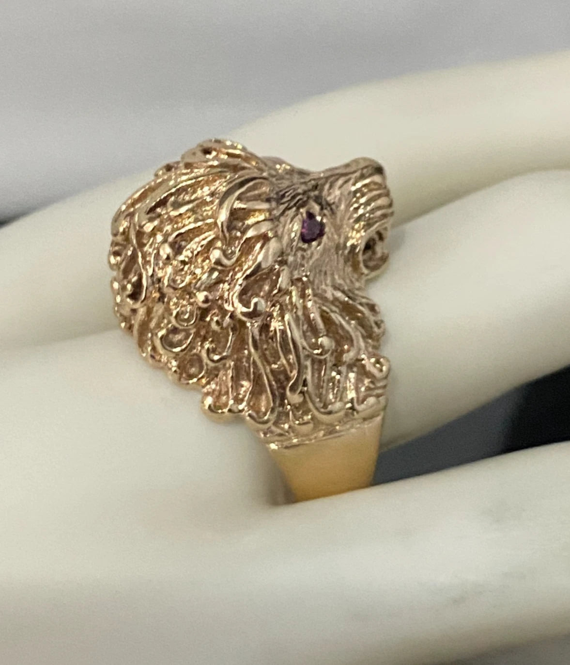 Heavy 9K Yellow Gold & Ruby Carved Lion Head Ring Size T - 10