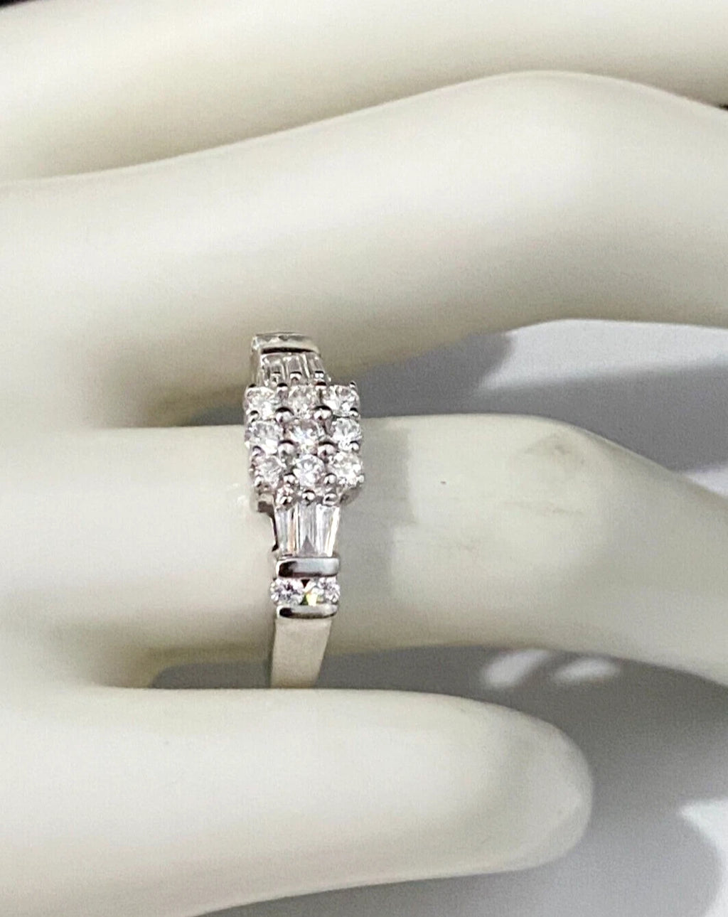 18K White Gold & 0.75CT Diamond Ring Size O - 7