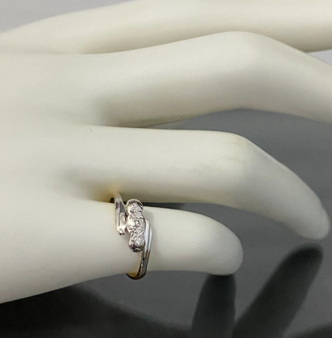 18K Yellow Gold & Diamond Three Stone Crossover Ring Size J - 4 5/8