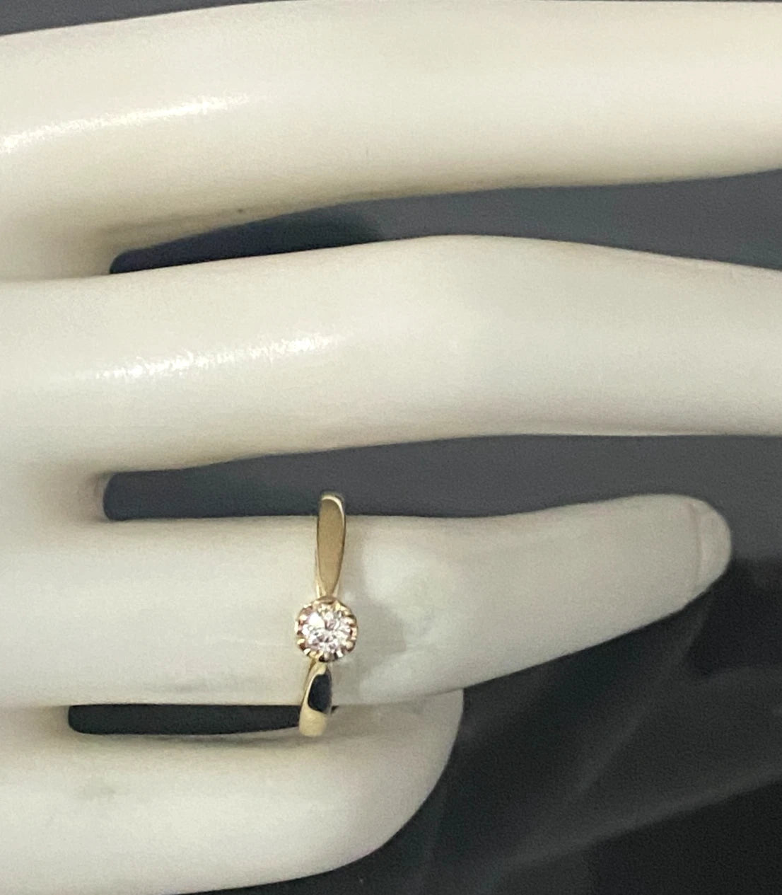 9K Yellow Gold & 0.15CT Diamond Illusion Set Solitaire Ring Size L 1/2 - 6