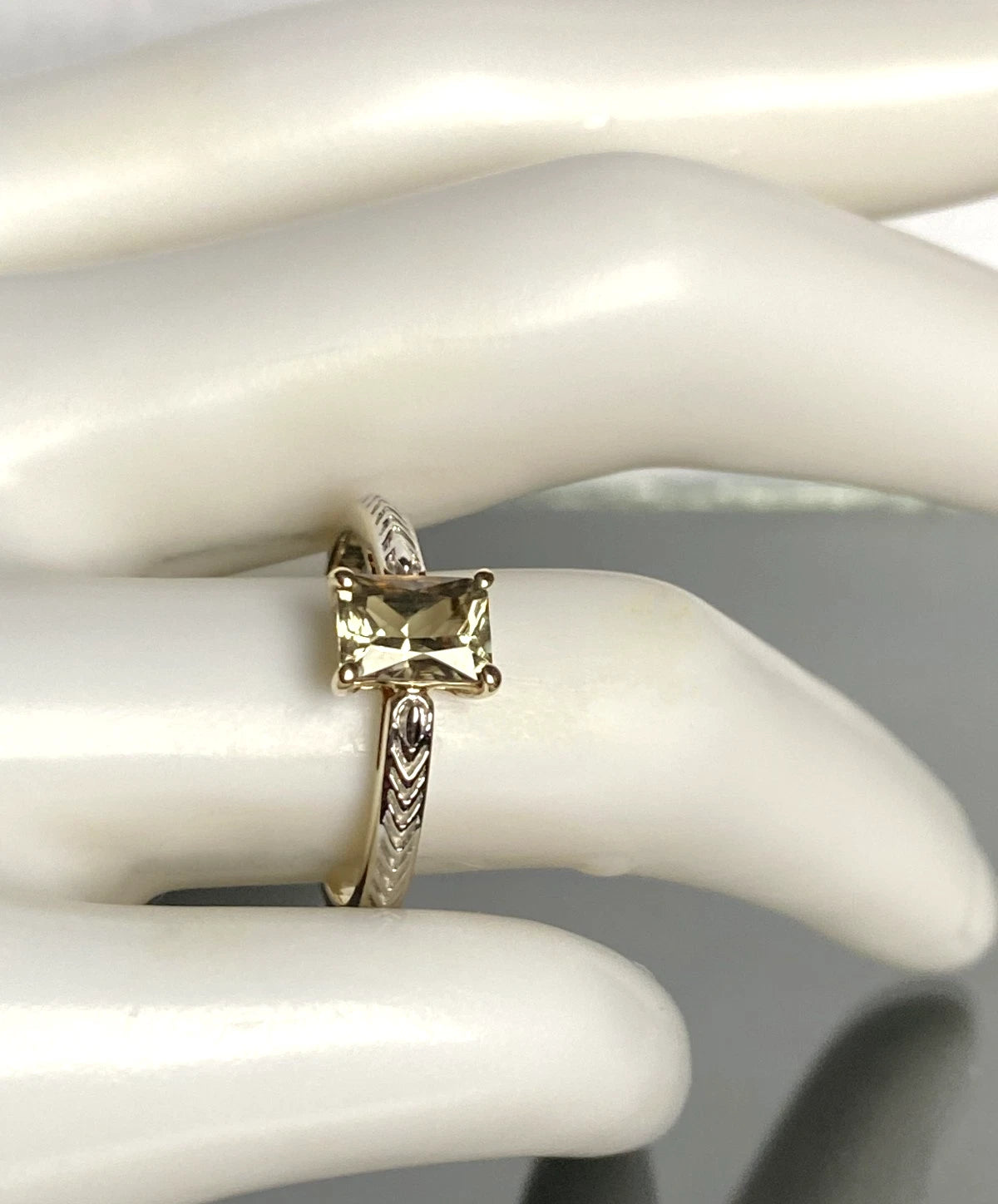 10CT Yellow Gold & Diaspore Single Stone Ring Size P - 7 3/4