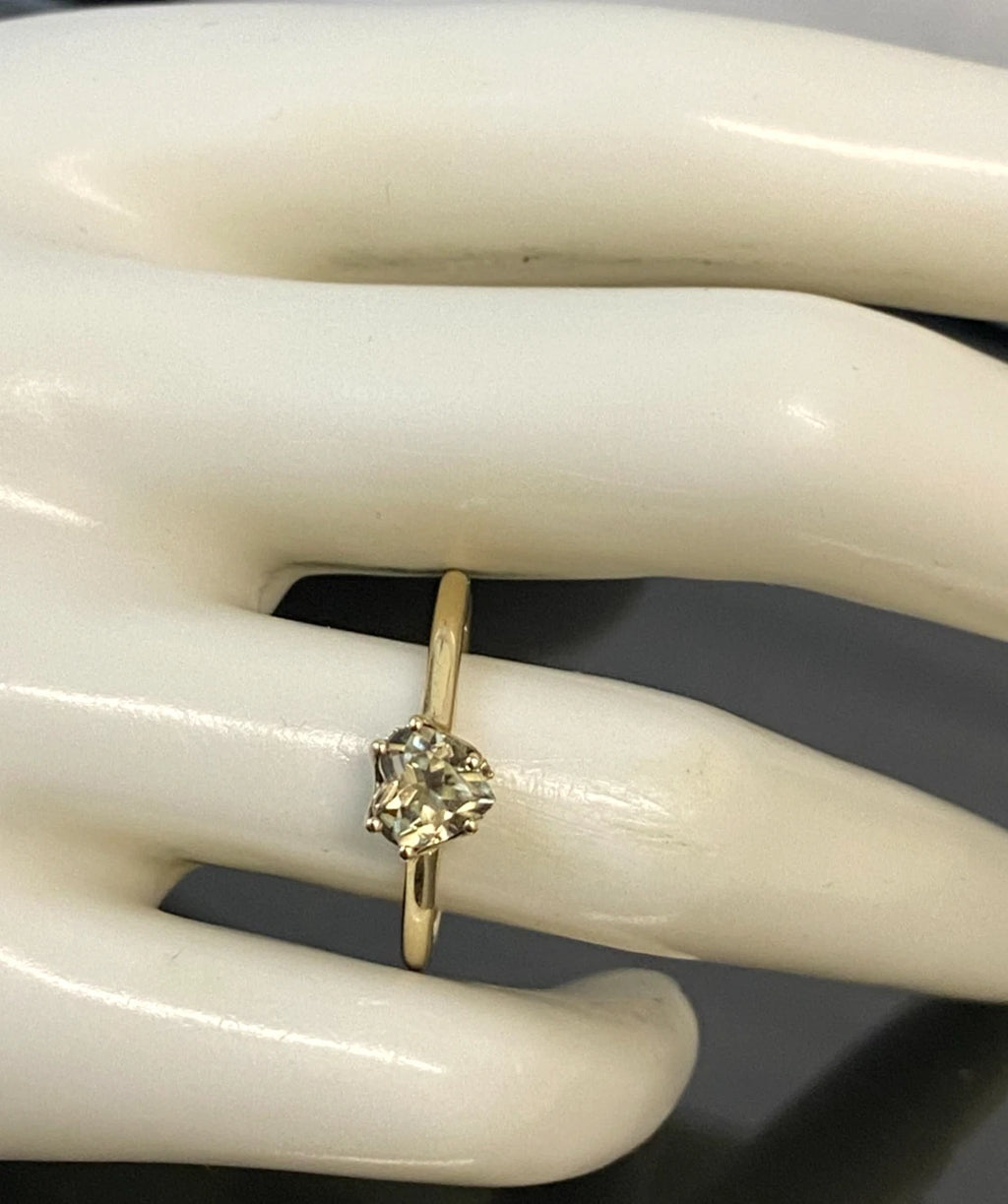 10ct Yellow Gold W/ Heart Diaspore & Diamond Ring Size R 1/2 (US 9)