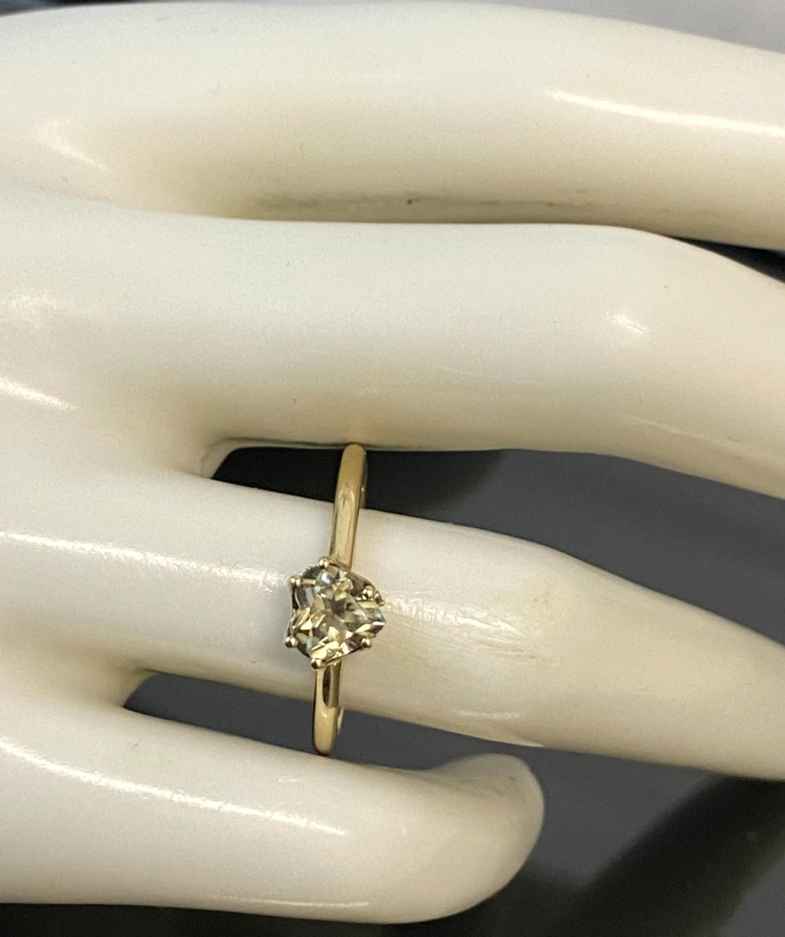 10ct Yellow Gold W/ Heart Diaspore & Diamond Ring Size R 1/2 (US 9)