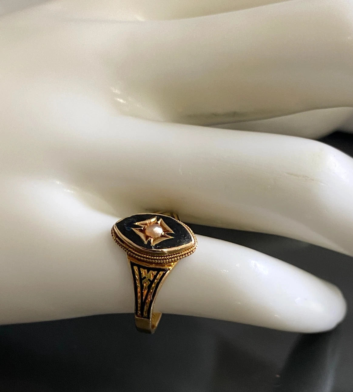 1860's Victorian 15K Yellow Gold Pearl & Enamel memorial Ring - Size L (US 5.75)