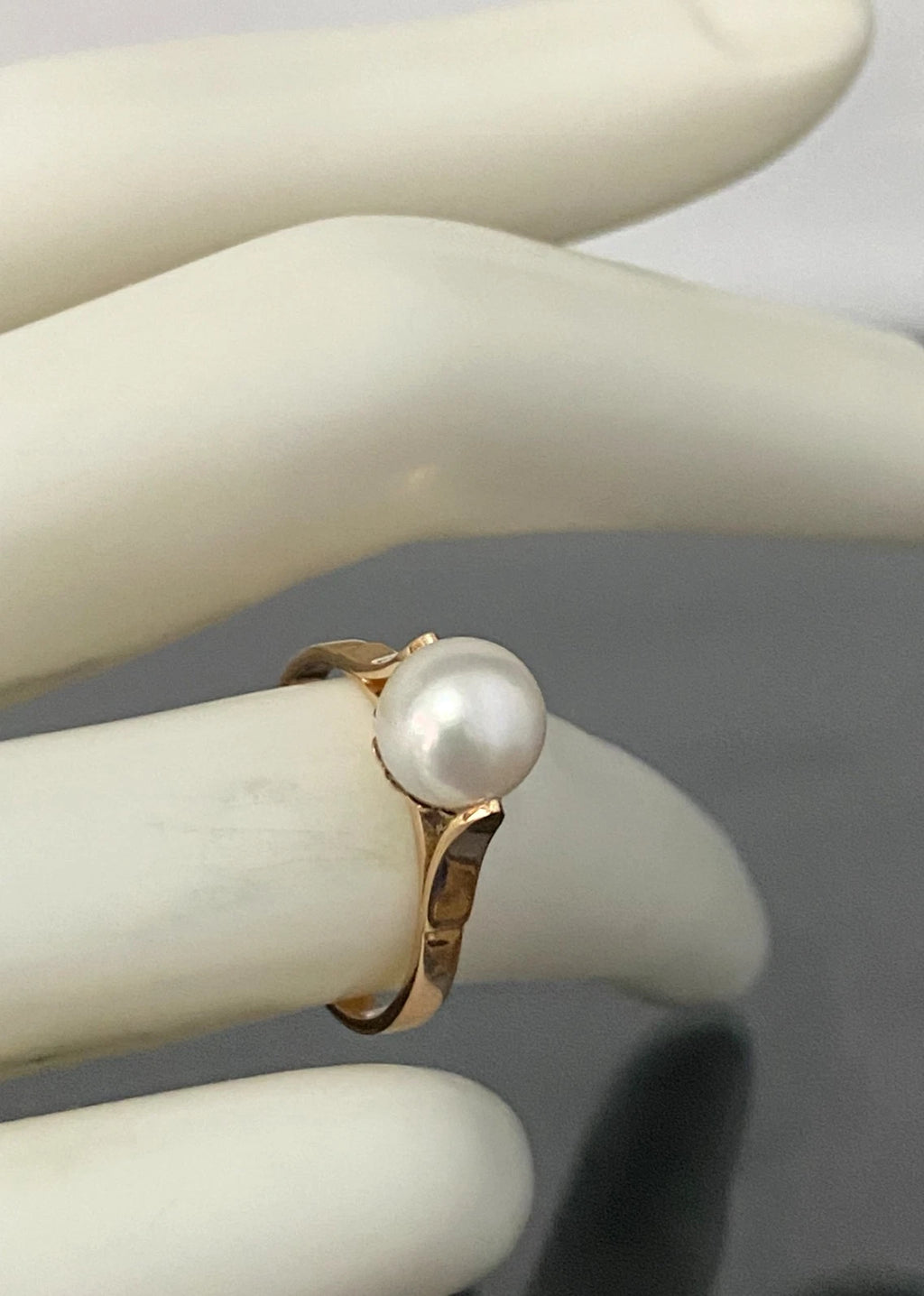 18K Yellow Gold & White Pearl Ring Size L - 5 7/8
