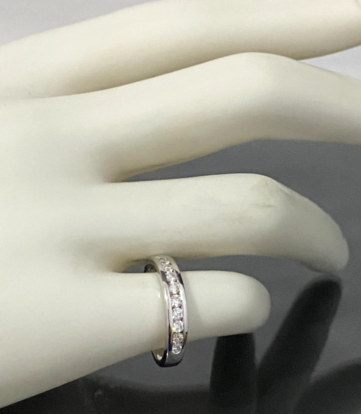 18K White Gold & 0.33CT Diamond Channel Set Ring Size J - 4 3/4