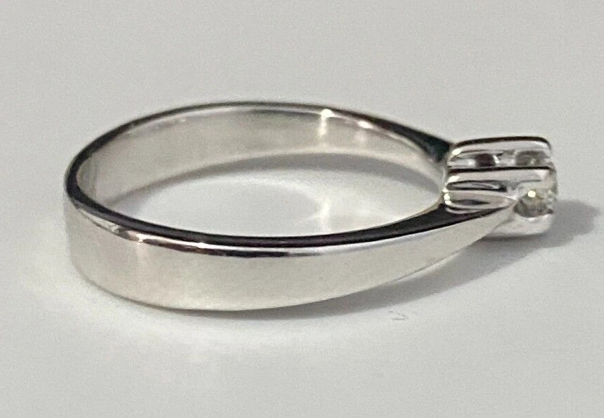 18K White Gold & Diamond Solitaire Ring Size J 1/2 - 5