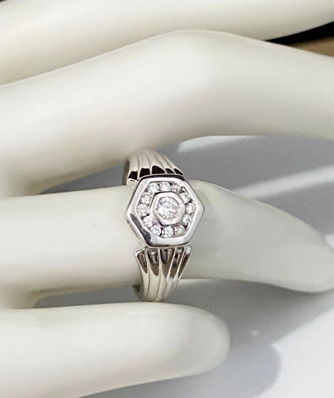 9K White Gold & 0.30CT Diamond Cluster Ring Size R - 8 5/8