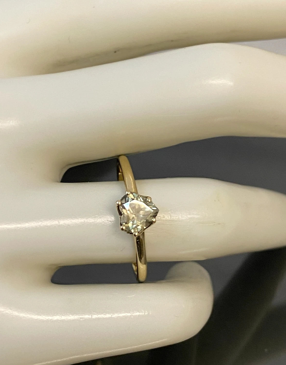 10ct Yellow Gold W/ Heart Diaspore & Diamond Ring Size R 1/2 (US 9)