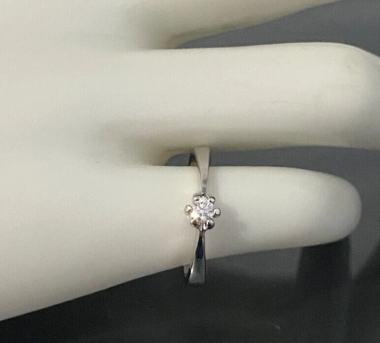 18K White Gold & Diamond Solitaire Ring Size J 1/2 - 5
