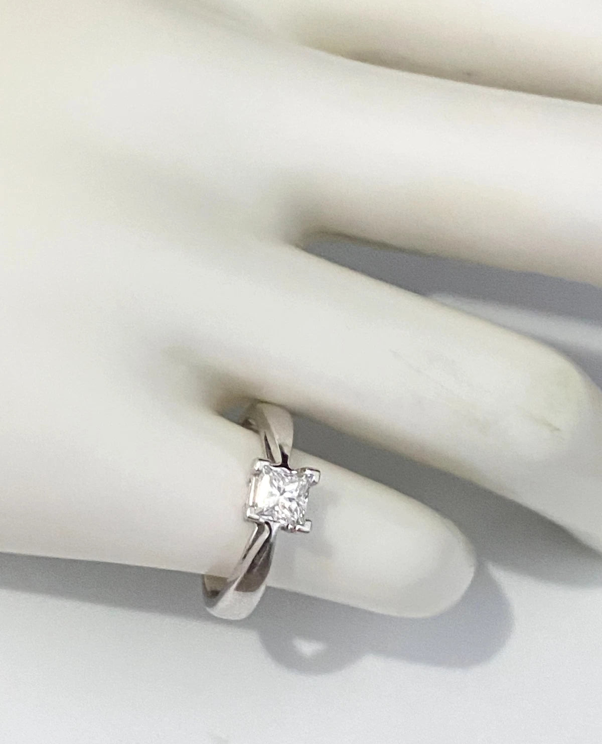 18K White Gold & 0.42CT Diamond Engagement Ring Size J - 4 3/4