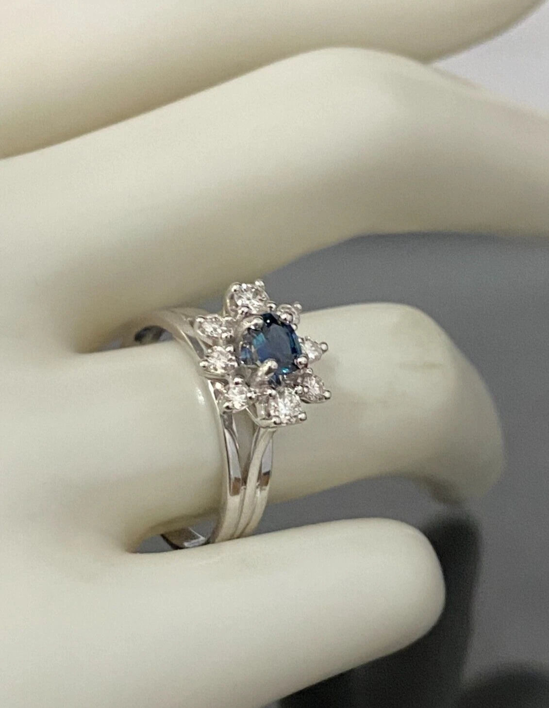 18K Gold W/ Sapphire & Diamond Cluster Engagement Ring Size N 1/2 - 6 3/4
