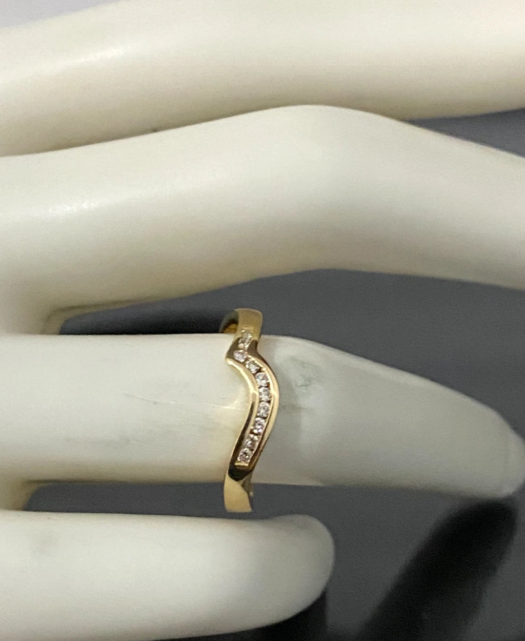 18K Yellow Gold & Diamond Curved Wedding Band Ring Size L - 5 7/8