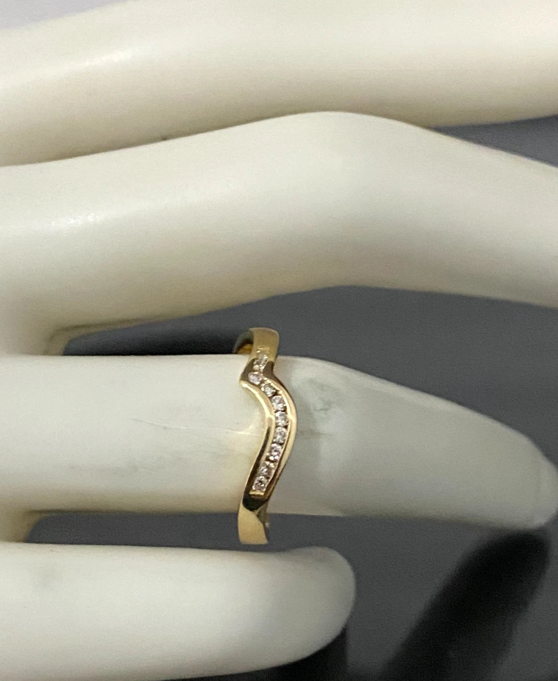 18K Yellow Gold & Diamond Curved Wedding Band Ring Size L - 5 7/8