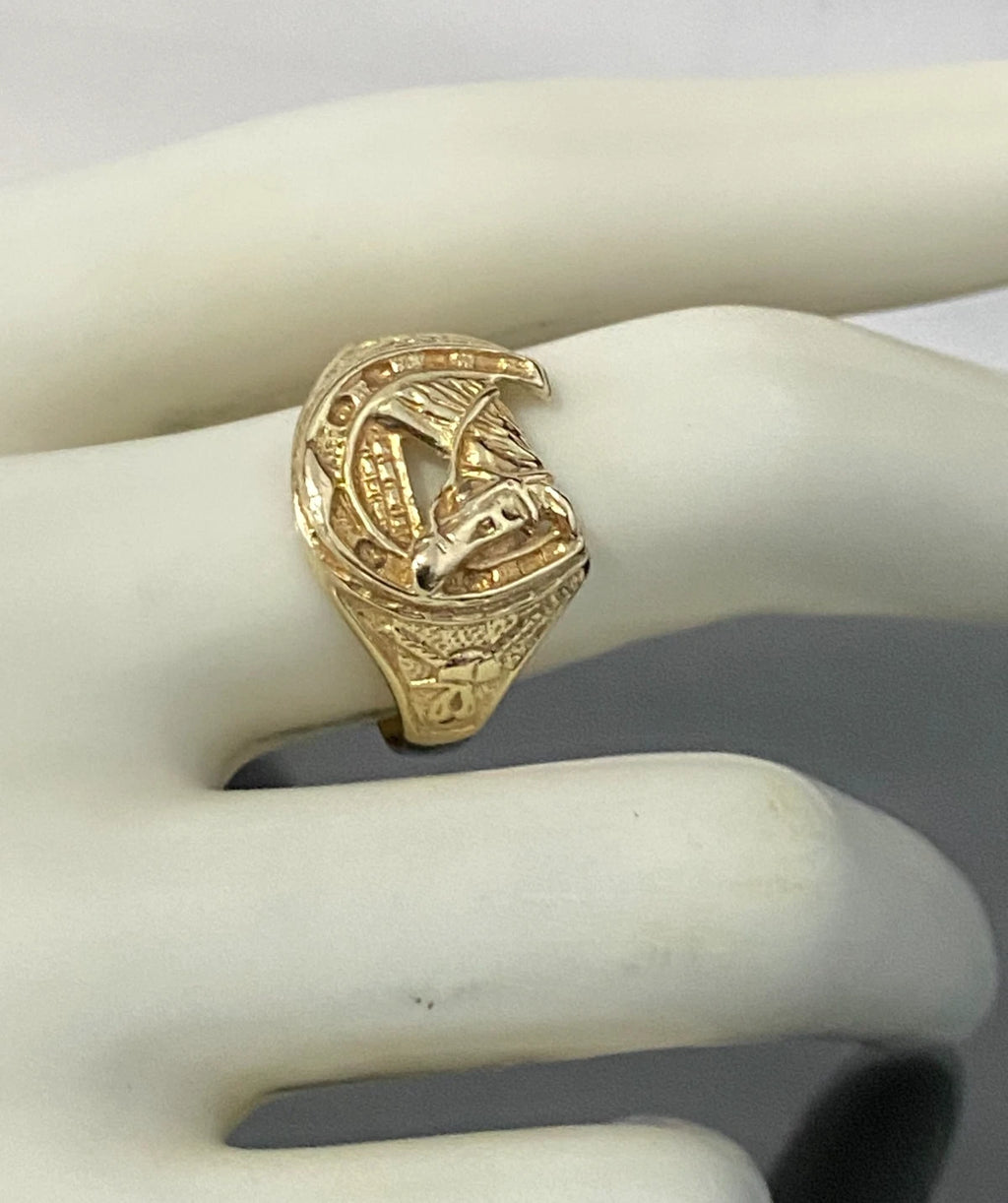 9K Yellow Gold Horse & Horseshoe Ring Size T - 10