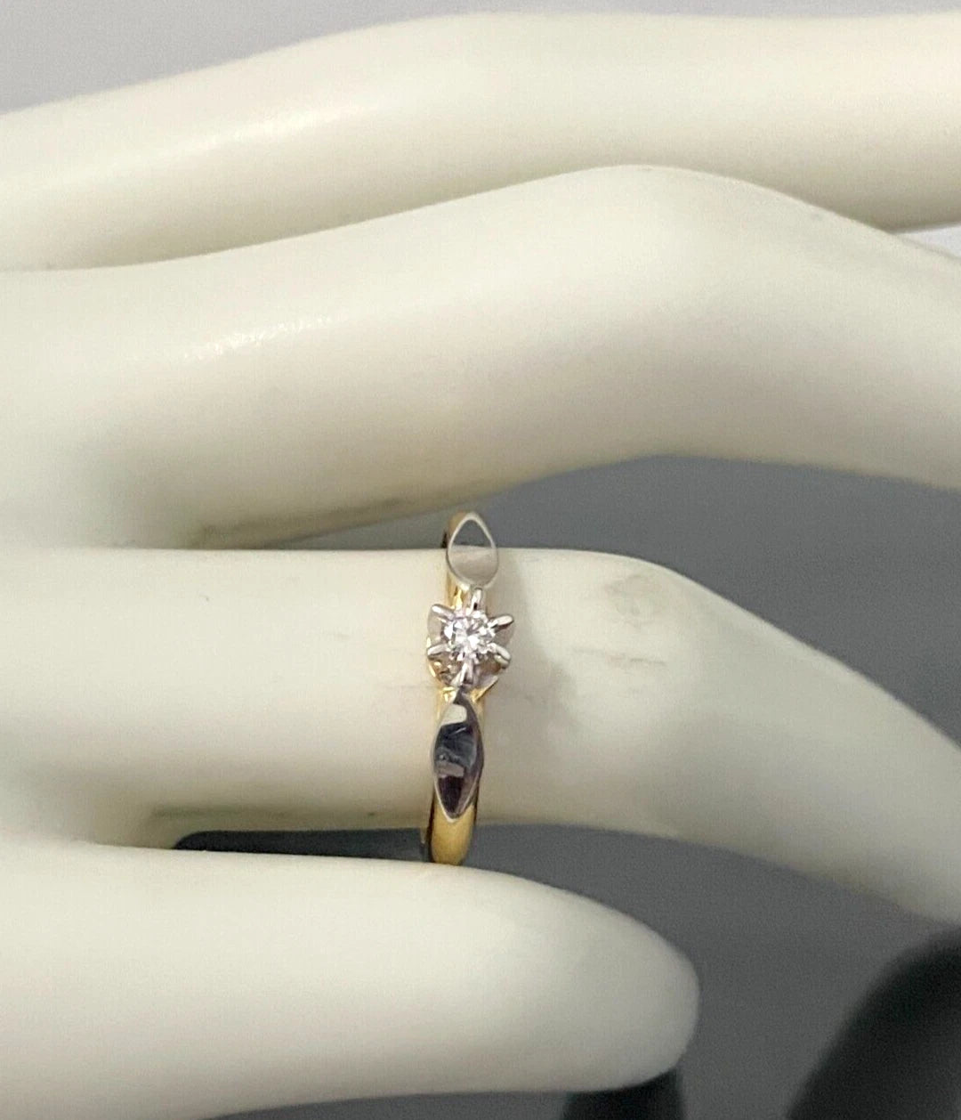 18K Yellow Gold & Diamond Solitaire Ring Size M - 6