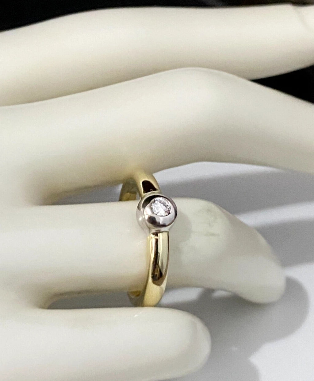 9K Yellow Gold & Cubic Zirconia Solitaire Ring Size O - 7