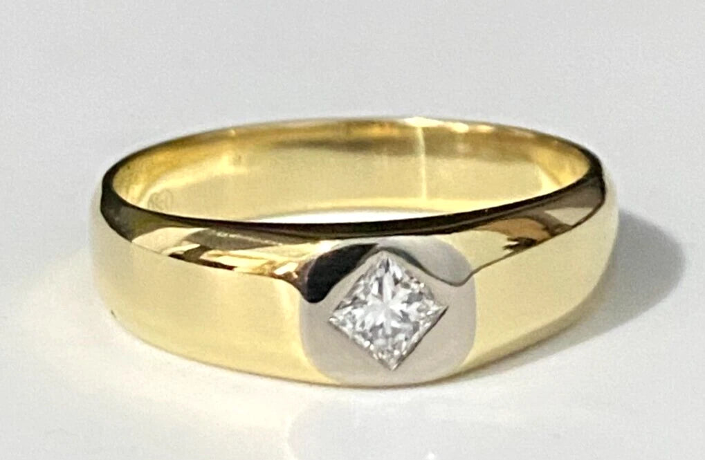 18K Yellow Gold & Princess Cut Diamond Ring Size Q 1/2 - 8 1/4