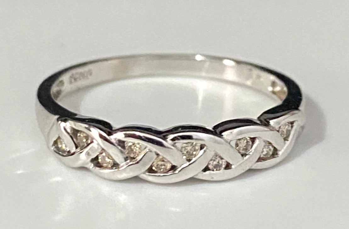 9K White Gold & Diamond Celtic Knot Design Band Ring Size O - 7 1/4