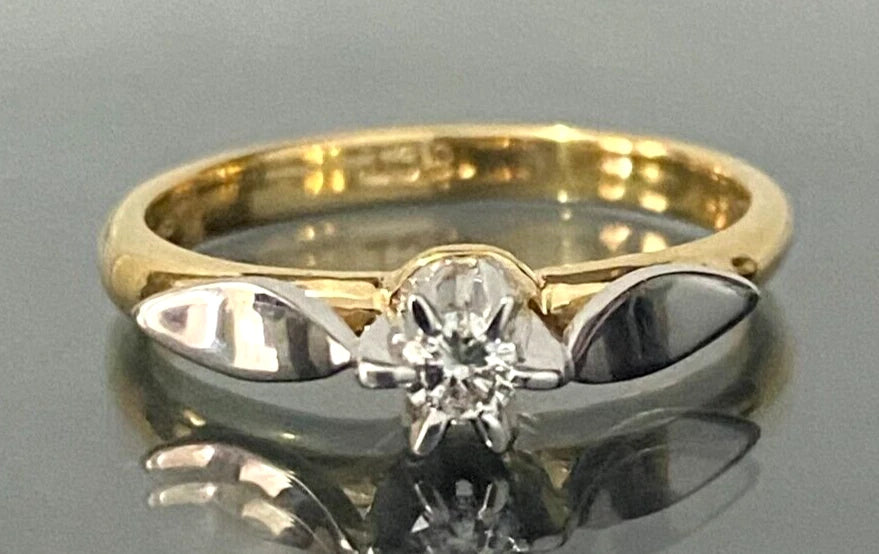 18K Yellow Gold & Diamond Solitaire Ring Size M - 6