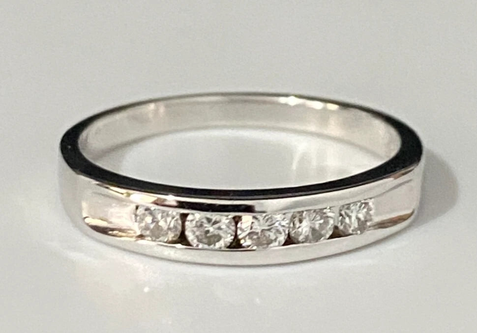 18K White Gold & 0.30CT Diamond Channel Set Ring Size M 1/2 - 6 1/4
